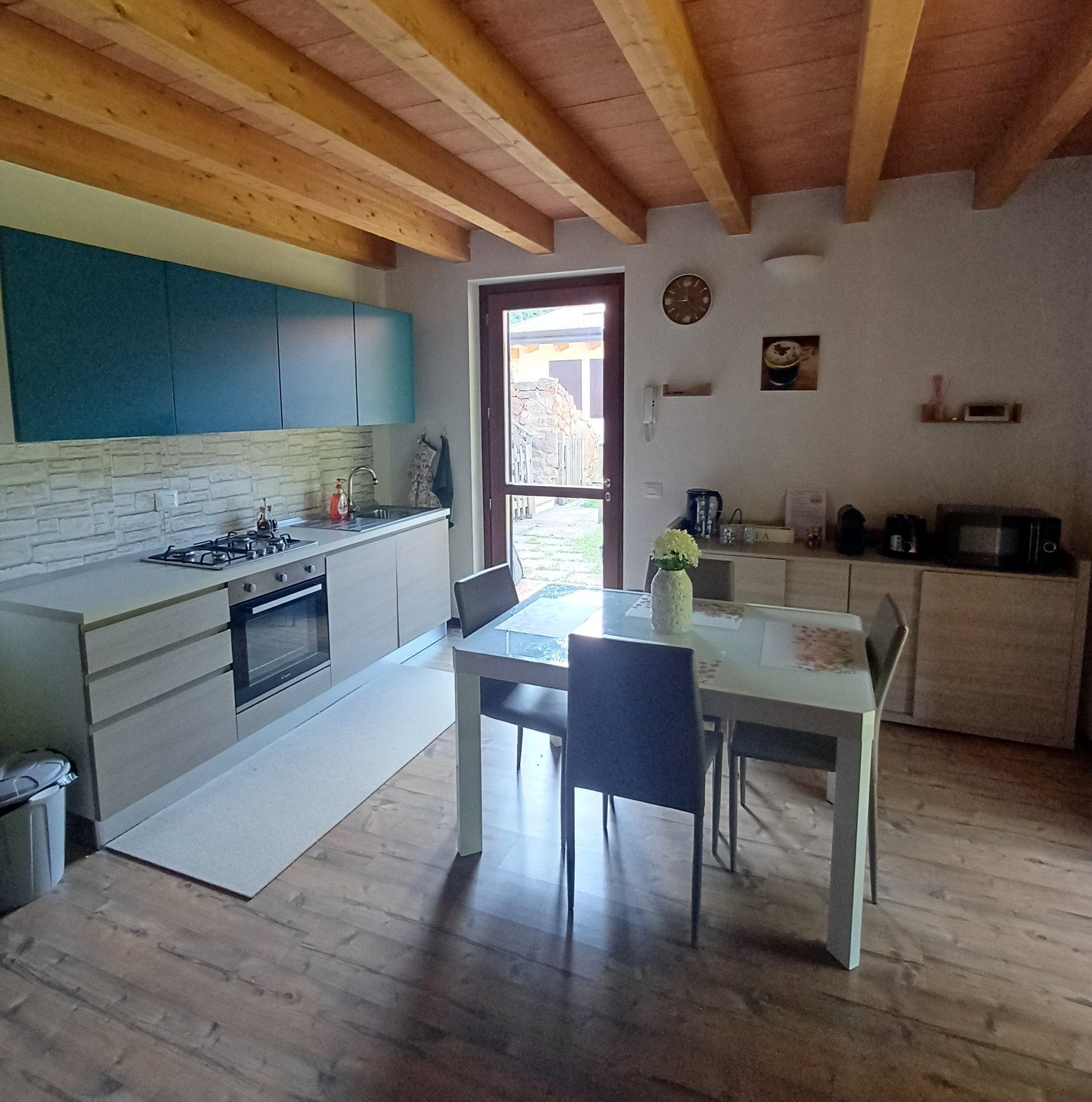 Cucina attrezzata con tavolo da pranzo per quattro persone